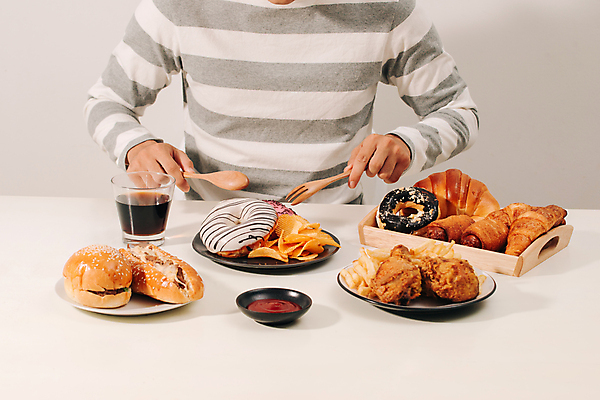 포토 JPG 해외이미지 남자 빵 탁자 패스트푸드 실내 한명 들기 상반신 성인 앞모습 식사 치킨 햄버거 도넛 인스턴트 콜라 핫도그 나무숟가락 나무포크 성인남자한명만 해외포토 1 음식 뷰포인트 가구 포크 모션 디저트 사람 내부 숟가락 탄산음료 닭고기요리 남자한명만 성인남자만 파일형식 이미지허브