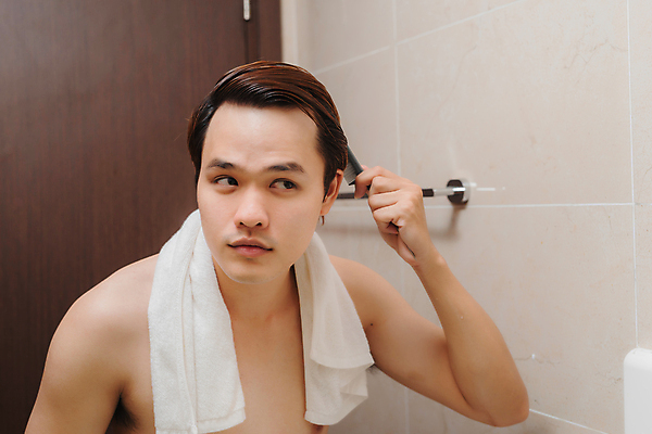 포토 JPG 해외이미지 응시 남자 실내 한명 들기 동양인 상반신 성인 앞모습 뷰티 반사 거울 머리빗 화장실 머리손질 헤어관리 자기관리 성인남자한명만 그루밍족 해외포토 1 시선 뷰포인트 모션 사람 인종 내부 미용용품 남자한명만 성인남자만 파일형식 이미지허브