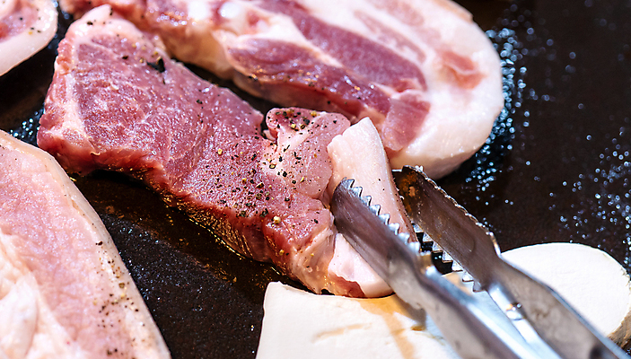 포토 JPG 해외이미지 한식 실내 집게 생고기 돼지고기 근접촬영 사람없음 잡기 굽기 삼겹살 해외포토 음식 뷰포인트 모션 육류 내부 구이 파일형식 이미지허브