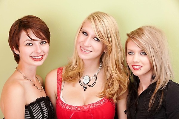 포토 JPG 해외이미지 백인 라이프스타일 여자 행복 어린이 목걸이 3 미소 사람 세명 초록색 친구 유행 흰색 도시 그룹 엉덩이 장면 펑크 힙스터 해외포토 서양인 패션 감정 컬러 장신구 관계 표정 생활 신체부위 파일형식 이미지허브