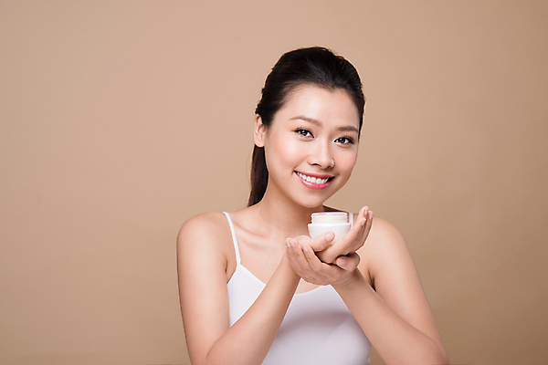 포토 JPG 해외이미지 응시 여자 실내 한명 들기 동양인 상반신 성인 앞모습 뷰티 피부관리 로션 스킨케어 기초화장품 성인여자한명만 갈색배경 해외포토 1 시선 뷰포인트 백그라운드 모션 사람 인종 내부 갈색 화장품 여자한명만 성인여자만 파일형식 이미지허브