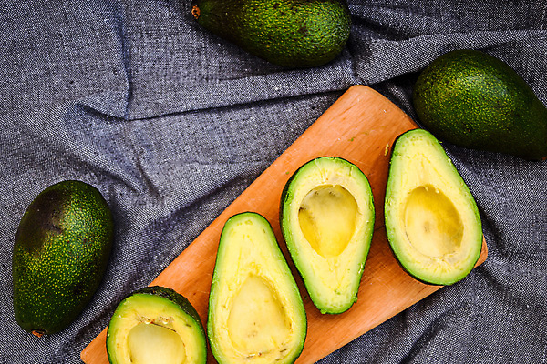 포토 JPG 해외이미지 과일 회색배경 단면 사람없음 하이앵글 신선 유기농 아보카도 나무도마 해외포토 웰빙 뷰포인트 백그라운드 도마 목재 회색 파일형식 이미지허브