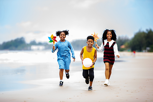 포토 JPG 해외이미지 주간 전신 여자 남자 어린이 함께함 들기 소녀 소년 해변 야외 세명 여름 친구 여름휴가 바캉스 달리기 우정 비치볼 바람개비 즐거움 어린이만 해외포토 자연요소 계절 감정 바다 컨셉 공 관계 모션 휴가 바캉스용품 사람 파일형식 여름_계절 이미지허브
