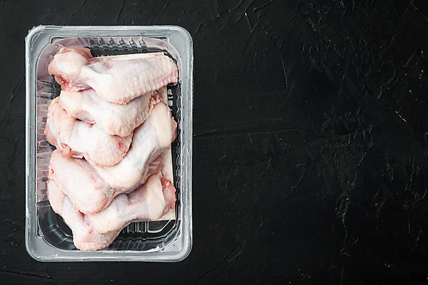 포토 JPG 해외이미지 검은배경 실내 사람없음 하이앵글 닭고기 신선 담기 날것 닭날개 플라스틱통 카피스페이스 해외포토 뷰포인트 백그라운드 모션 통 육류 내부 검은색 공백 플라스틱 파일형식 이미지허브