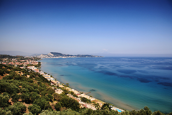 포토 JPG 해외이미지 나무 구름 바다 섬 자연 하늘 산 풍경 사람없음 물 여름 관광지 태양 맑음 그리스 언덕 해외포토 자연요소 식물 계절 유럽 여행 날씨 생태계 파일형식 이미지허브