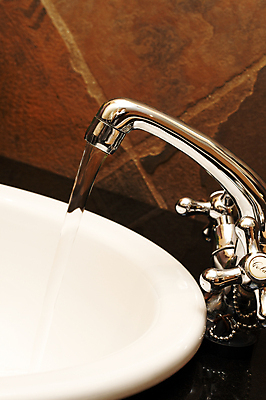 포토 JPG 해외이미지 벽 가정 주택 사람없음 내부 장식 물 갈색 금속 방 욕실 흰색 시골 오픈 도자기 사발 은색 계산대 타일 싱크대 대리석 대야 스타일 해외포토 자연요소 컬러 재료 재질 건물 사기그릇 개수대 파일형식 이미지허브