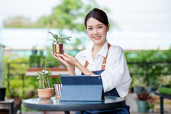 포토 JPG 해외이미지 식물 라이프스타일 응시 여자 꽃 행복 화초 얼굴 잎 가사 꽃무늬 농업 비즈니스 자연 주택 한국 건강 관리 한명 미소 사람 취미 야외 초록색 알약 환경 정원 성장 발코니 신선 냄비 원예 돌봄 생태학 원예사 해외포토 직업 1 시선 교육 감정 산업 아시아 컬러 무늬 모션 표정 건물 생활 신체부위 약 솥 생태계 파일형식 이미지허브