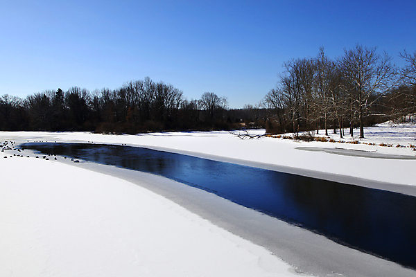 포토 JPG 해외이미지 공원 여행 겨울 자연 날씨 풍경 사람없음 야외 물 강 뷰티 맑음 얼음 폭포 흐름 추위 신선 개울 황무지 매끈함 지역 내추럴 해외포토 자연요소 계절 공공시설 컨셉 감각 생태계 파일형식 이미지허브