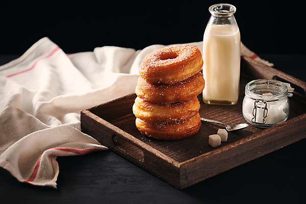 포토 JPG 해외이미지 검은배경 유리병 실내 사람없음 도넛 달콤 우유병 티스푼 나무쟁반 해외포토 백그라운드 병_용기 디저트 쟁반 내부 목재 숟가락 검은색 우유 맛 파일형식 이미지허브