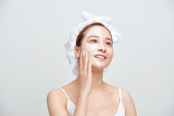 포토 JPG 해외이미지 응시 여자 실내 한명 동양인 상반신 성인 앞모습 옆모습 뷰티 터치 머리띠 피부관리 흰배경 바르기 마스크팩 성인여자한명만 해외포토 1 시선 뷰포인트 백그라운드 장신구 모션 사람 인종 내부 흰색 팩 여자한명만 성인여자만 파일형식 이미지허브