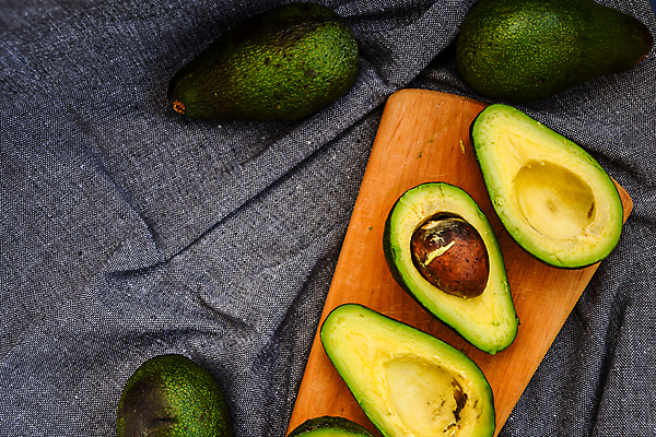 포토 JPG 해외이미지 과일 회색배경 단면 씨앗 사람없음 하이앵글 신선 유기농 아보카도 나무도마 해외포토 식물 웰빙 뷰포인트 백그라운드 도마 목재 회색 파일형식 이미지허브