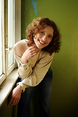 포토 JPG 해외이미지 행복 벽 창문 갈색머리 사랑 한명 미소 빨간색 초록색 파마 순수 만족 코 내추럴 고립 해외포토 1 헤어스타일 감정 컬러 컨셉 표정 사람 신체부위 파일형식 이미지허브