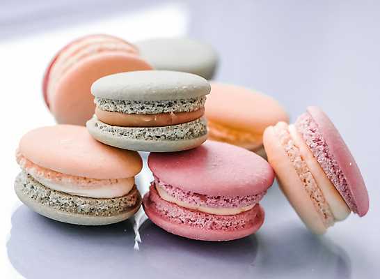 포토 JPG 해외이미지 디저트 실내 그림자 사람없음 달콤 흰배경 마카롱 해외포토 음식 백그라운드 내부 흰색 맛 파일형식 이미지허브