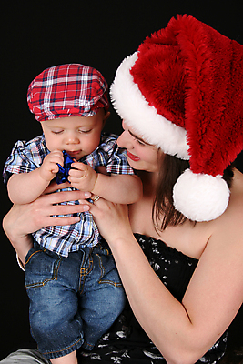 포토 JPG 해외이미지 백인 모델 모자 전통 계절 남자 아들 얼굴 어린이 백그라운드 크리스마스 가족 엄마 휴가 실내 건강 사람 소년 두명 빨간색 세로 청춘 컬러풀 평화 검은색 축제 흰색 축하 아기 달콤 작음 12월 슛 솜털 특징 해외포토 서양인 잡화 기념일 컬러 컨셉 관계 내부 신체부위 날짜 맛 크기 파일형식 이미지허브