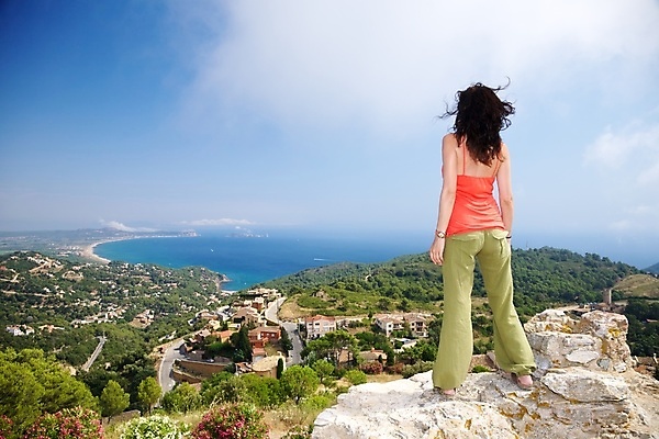 포토 JPG 해외이미지 구름 라이프스타일 여자 유럽 모래 바다 섬 바지 자연 산 한명 풍경 야외 건물 빨간색 초록색 물 파란색 마을 안개 바위 도시 스페인 정상 망토 지중해 언덕 타운 해외포토 자연요소 1 건축물 나라 컬러 하의 날씨 사람 생활 돌_바위 생태계 파일형식 이미지허브