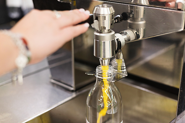 포토 JPG 해외이미지 라이프스타일 손 음료 음식 백그라운드 다이어트 오렌지 과일 가정 탁자 주방용품 귤 주택 건강 사람 사람없음 목재 주방 기계 주스 장비 기구 신선 잡기 아침식사 혼합 준비 유기농 만들기 서빙 비타민 짜기 채식주의자 해외포토 나무 웰빙 가구 생활용품 재료 모션 건물 생활 신체부위 식사 채식 영양소 파일형식 이미지허브