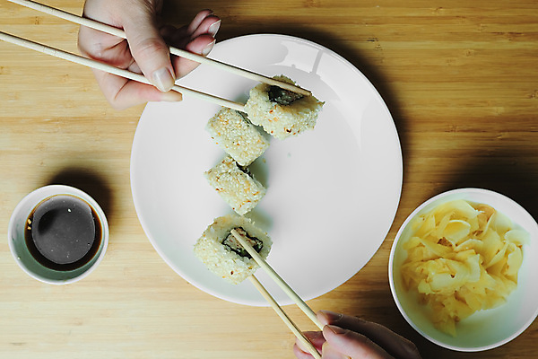 포토 JPG 해외이미지 전통 라이프스타일 음식 조각 재료 젓가락 부분 손가락 밥 새우 실내 건강 어류 요리 동양인 사람없음 세트 주방 일본 식사 초밥 신선 잡기 해조류 맛 인스턴트 두루마리 참치 먹기 해산물 메뉴 준비 날것 연어 생강 건강식 점심식사 일본음식 맛있는 해외포토 손 아시아 컨셉 채소 모션 수저 갑각류 인종 내부 생활 수중동물 해양식물 파일형식 이미지허브