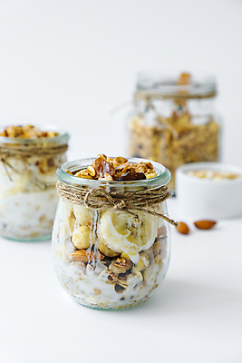 포토 JPG 해외이미지 바나나 실내 사람없음 아웃포커스 흰배경 요거트 오트밀 그래놀라 그릭요거트 해외포토 음식 백그라운드 과일 유제품 촬영기법 내부 흰색 파일형식 귀리 이미지허브