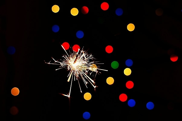 포토 JPG 해외이미지 디자인 검은배경 기념 폭죽 불꽃놀이 사람없음 빛 반짝임 축하 폭발물 보케 빛망울 연소 스파클라 해외포토 무기 백그라운드 컨셉 모션 놀이 검은색 파일형식 이미지허브