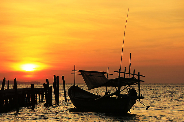 포토 JPG 해외이미지 나무 전통 실루엣 아시아 바다 섬 오렌지 태국 하늘 아침 낚시 손바닥 사람없음 목재 태양 일출 일몰 만 보트 어부 속도 방파제 캄보디아 파라다이스 해외포토 주간 자연요소 식물 직업 손 공공시설 나라 배_교통 과일 재료 레저 촬영기법 노을 파일형식 이미지허브