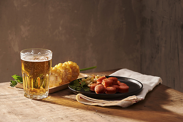 포토 JPG 해외이미지 맥주 패스트푸드 실내 옥수수 사람없음 소시지 인스턴트 안주 맥주잔 나무탁자 해외포토 음식 술잔 탁자 곡류 주류 내부 가공식품 파일형식 이미지허브