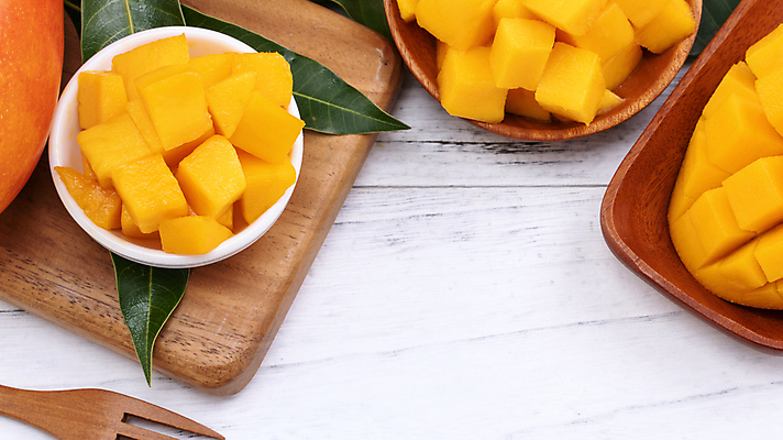 포토 JPG 해외이미지 스튜디오촬영 그릇 포크 나뭇잎 쟁반 사람없음 목재 하이앵글 노란색 망고 해외포토 나무 식기 뷰포인트 컬러 잎 재료 실내 열대과일 파일형식 이미지허브