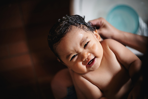 포토 JPG 해외이미지 백인 행복 감정 어린이 가족 놀이 엄마 주택 오리 수영장 실내 통 건강 한명 미소 웃음 물 파란색 노란색 목욕 거품 젖음 욕실 아기 신생아 떨어짐 빨래 작음 피부 비누 샴푸 걸음마 돌봄 샤워실 위생관리 해외포토 자연요소 서양인 1 컬러 컨셉 가사 관계 모션 조류 표정 관리 사람 내부 건물 신체부위 위생용품 청결 크기 샤워시설 파일형식 이미지허브