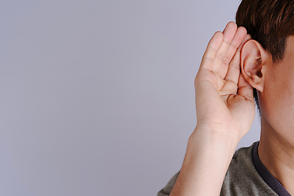 포토 JPG 해외이미지 손 노년 남자 백그라운드 통신 건강 사람 성인 사람없음 소리 외침 거품 듣기 흰색 잡기 질문 은퇴 고민 귀 문제 청각 장애 고립 어려움 옛날 적자 해외포토 감정 컬러 모션 신체부위 파일형식 이미지허브