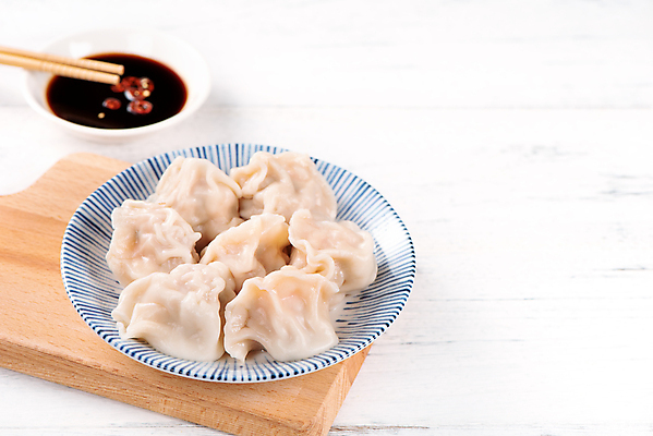 포토 JPG 해외이미지 그릇 실내 사람없음 중식 흰배경 담기 만두 간장 종지 나무젓가락 나무도마 카피스페이스 해외포토 식기 음식 백그라운드 젓가락 모션 도마 내부 목재 공백 흰색 양념 파일형식 이미지허브