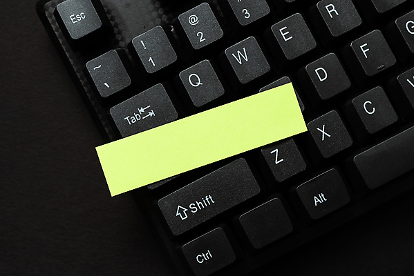 포토 JPG 해외이미지 스튜디오촬영 종이 탁자 무선통신 사람없음 노트북 하이앵글 공백 키보드 메시지 편지 책상 카피스페이스 해외포토 뷰포인트 가구 통신 실내 전자제품 파일형식 이미지허브