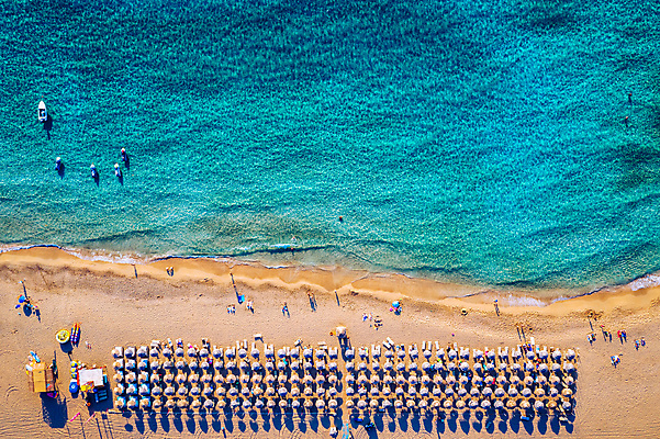 포토 JPG 해외이미지 바다 여행 휴가 그림자 해변 사람없음 파라솔 지중해 해수욕장 휴양지 선베드 일렬 항공촬영 해외포토 뷰포인트 의자 장소 파일형식 이미지허브
