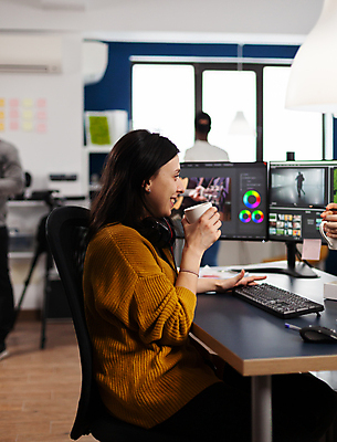 포토 JPG 해외이미지 여자 실내 한명 들기 상반신 성인 옆모습 그래픽 모니터 머그컵 키보드 마우스 그래픽디자이너 성인여자한명만 해외포토 1 뷰포인트 모션 사람 내부 컵 컴퓨터 컴퓨터용품 디자이너 여자한명만 성인여자만 파일형식 이미지허브