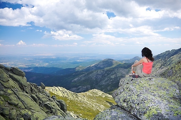 포토 JPG 해외이미지 구름 라이프스타일 여자 유럽 스포츠 여행 바지 자연 하늘 휴가 휴식 산 한명 사람 앉기 풍경 성인 야외 가로 빨간색 여름 파란색 계곡 봄 트래킹 재킷 회색 바위 흰색 시골 스페인 정상 언덕 절정 혼자 수평선 해외포토 자연요소 1 계절 나라 컬러 컨셉 모션 하의 레저 생활 외투 돌_바위 생태계 파일형식 이미지허브