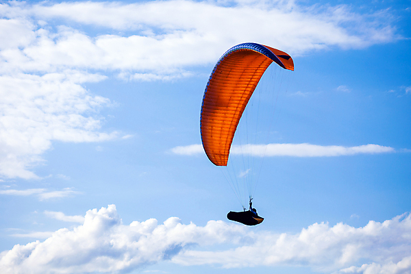 포토 JPG 해외이미지 스포츠 자연 하늘 산 사람없음 파란색 점프 자유 비행 스카이다이빙 낙하산 루마니아 해외포토 유럽 컬러 컨셉 모션 익스트림스포츠 생태계 파일형식 이미지허브