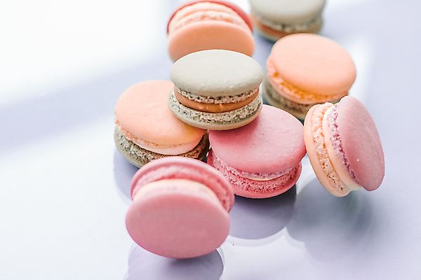 포토 JPG 해외이미지 디저트 실내 그림자 사람없음 달콤 흰배경 마카롱 해외포토 음식 백그라운드 내부 흰색 맛 파일형식 이미지허브