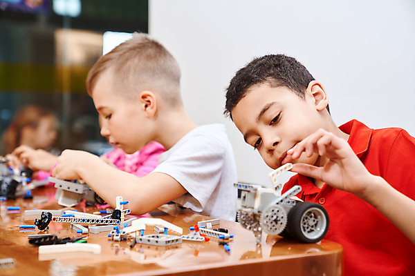 포토 JPG 해외이미지 모델 디자인 행복 어린이 과학 백그라운드 컨셉 교실 학교 탁자 미래 기술 실내 창조 3 소년 두명 친구 장난감 기계 우정 기술자 엔지니어 로봇 클럽 다문화 조립 혁명 프로젝트 인터랙티브 해외포토 직업 교육 남자 감정 가구 관계 사람 내부 사회이슈 파일형식 이미지허브