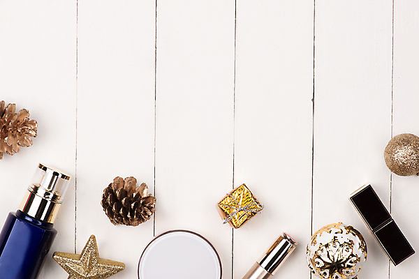 포토 JPG 해외이미지 실내 사람없음 선물상자 하이앵글 뷰티 화장품 립스틱 흰배경 솔방울 별장식 오너먼트 카피스페이스 해외포토 별 뷰포인트 백그라운드 크리스마스장식 선물 내부 장식 상자 공백 흰색 파일형식 이미지허브