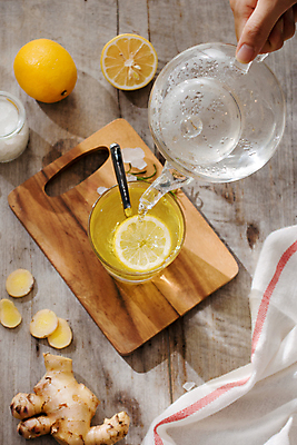 포토 JPG 해외이미지 손 단면 잔 실내 들기 사람없음 하이앵글 붓기 티스푼 레몬 생강 유리주전자 나무도마 레몬티 나무배경 해외포토 식기 뷰포인트 백그라운드 채소 과일 모션 유리 주전자 도마 내부 목재 신체부위 숟가락 파일형식 이미지허브