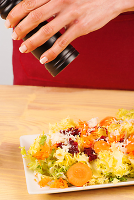 포토 JPG 해외이미지 접시 드레스 채소 부분 건강 관리 요리 사람없음 가로 식사 샐러드 신선 작업 양념 조미료 향신료 준비 날것 그라인더 후추 방앗간 해외포토 식기 옷 음식 커피용품 향미료 파일형식 이미지허브