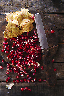 포토 JPG 해외이미지 열매 사람없음 칼 석류 석류알 나무배경 해외포토 식물 백그라운드 과일 파일형식 이미지허브