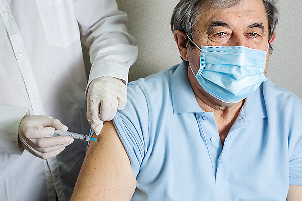 포토 JPG 해외이미지 백인 노년 주사기 사람 인종 두명 치료 약 환자 간호사 의사 질병 은퇴 돌봄 예방접종 옛날 전염병 해외포토 서양인 의학 의료기기 모션 성인 의료진 접종 파일형식 이미지허브