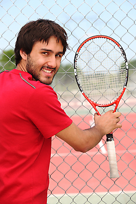 포토 JPG 해외이미지 백인 남자 얼굴 스포츠 수염 한명 서기 미소 20대 취미 야외 울타리 갈색 어둠 테니스 흰색 라켓 히스패닉 법정 플레이어 해외포토 서양인 1 스포츠용품 컬러 모션 표정 사람 청년 신체부위 담장 구기 파일형식 이미지허브