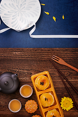 포토 JPG 해외이미지 꽃 리본 디저트 실내 사람없음 하이앵글 찻잔 찻주전자 파란배경 나무포크 월병 해외포토 식물 음식 뷰포인트 백그라운드 포크 주전자 잔 내부 파란색 과자 중국전통 파일형식 이미지허브