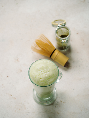 포토 JPG 해외이미지 실내 사람없음 컵 거품 녹차 흰배경 녹차가루 녹차라떼 말차 카피스페이스 차선_다기 말차라떼 해외포토 식기 백그라운드 내부 차_음료 공백 흰색 다기 가루 라떼 파일형식 이미지허브