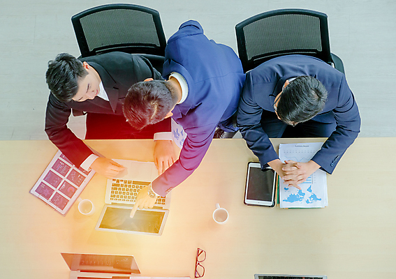 포토 JPG 해외이미지 직업 여자 남자 회사 비즈니스 통신 통계 탁자 성공 협력 설계 노동자 함께함 사람 앉기 성인 세명 사무실 타이핑 업무 비즈니스맨 비즈니스우먼 자신감 그룹 계획 토론 분석 동료 직원 경영자 문서 긍정 경영 콜라보레이션 해외포토 감정 가구 컨셉 관계 모션 작업 직장인 리더 파일형식 이미지허브