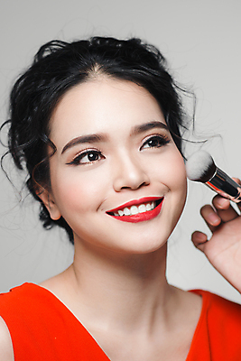 포토 JPG 해외이미지 손 응시 여자 회색배경 실내 한명 들기 동양인 상반신 성인 앞모습 신체부위 화장 뷰티 볼터치 메이크업브러쉬 성인여자한명만 해외포토 1 시선 뷰포인트 백그라운드 모션 사람 인종 내부 회색 붓 여자한명만 성인여자만 파일형식 이미지허브