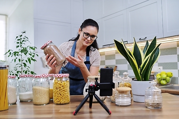 포토 JPG 해외이미지 여자 행복 음식 탁자 곡류 실내 요리 한명 들기 상반신 성인 앞모습 스마트폰 주방 촬영 준비 보여주기 동영상 성인여자한명만 크리에이터 1인미디어 인플루언서 쿡방 해외포토 직업 1 감정 뷰포인트 가구 모션 사람 내부 핸드폰 스마트기기 방송 합성어 여자한명만 성인여자만 파일형식 유명인 이미지허브