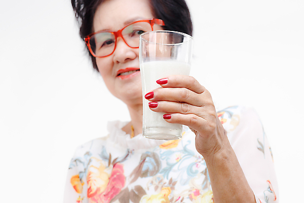 포토 JPG 해외이미지 라이프스타일 손 여자 노년 행복 할머니 음료 음식 백그라운드 손가락 유리 엄마 건강 한명 서기 사람 동양인 건강관리 일본 중국 우유 추위 흰색 신선 잡기 닫기 60대 시원함 은퇴 70대 점심식사 고립 돌봄 옛날 칼슘 해외포토 1 감정 아시아 컬러 가족 모션 재질 유제품 관리 인종 성인 생활 신체부위 식사 파일형식 이미지허브