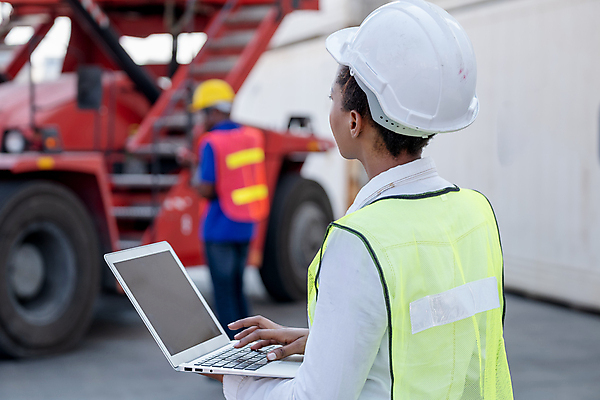포토 JPG 해외이미지 직업 산업 컨셉 비즈니스 공장 교통시설 노동자 서기 안전 사람 두명 경제 상자 글로벌 항구 장비 화물 업무 엔지니어 감독 상품 헬멧 컨테이너 조선소 기중기 상업 수납 짐차 포트 공학 물류 경영 로딩 수입 해외포토 교육 교통 공업 모션 자동차 운송업 작업 중장비 기술자 보호장비 시설 파일형식 이미지허브