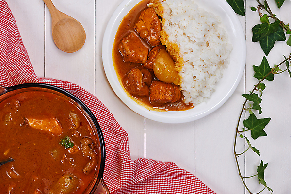 포토 JPG 해외이미지 실내 사람없음 하이앵글 흰배경 나무숟가락 카레라이스 치킨카레 카레요리 해외포토 뷰포인트 백그라운드 내부 숟가락 흰색 카레 파일형식 이미지허브